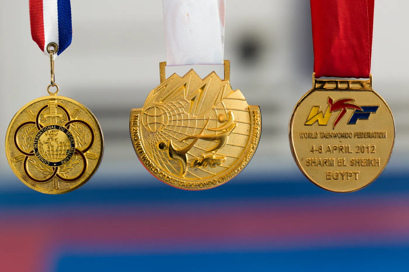 Siegerehrung bei deutschen Taekwondo-Meisterschaften mit Pokalen und Medaillen