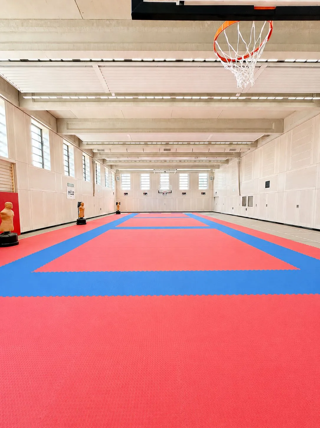Mattenprobe in der neuen Trainingshalle des NLZ Bonn